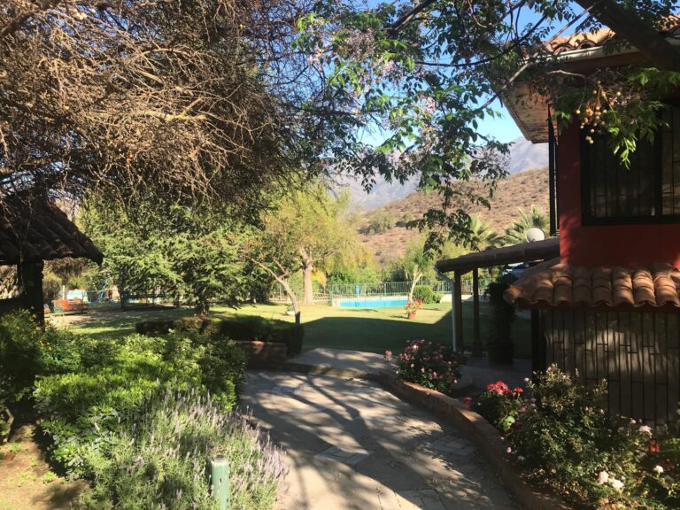 Terreno de la parcela. Caminando desde el estacionamiento hacia la casa. Venta parcela Curacaví Chile.