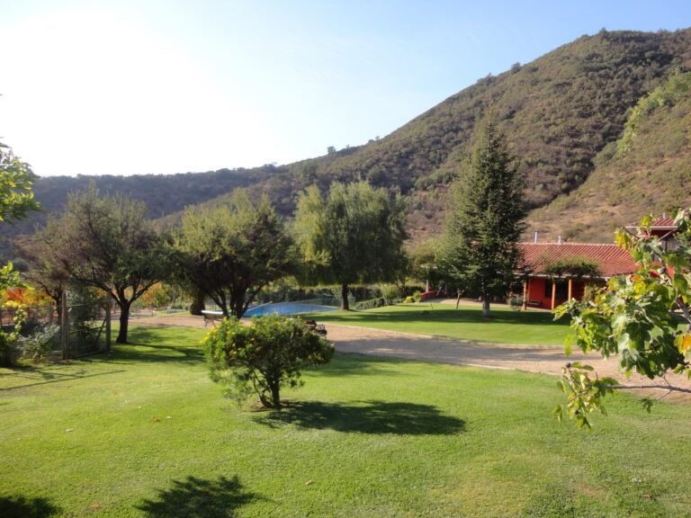 Vista casa principal y piscina. Venta parcela Curacaví Chile.