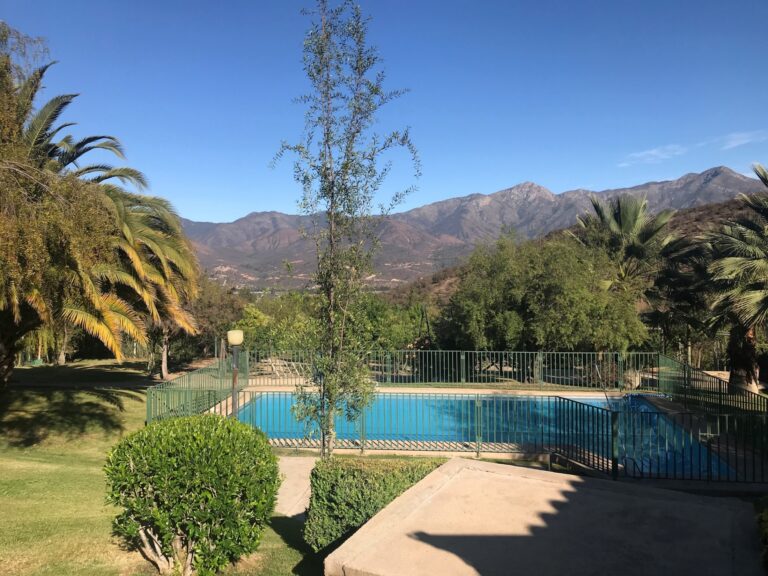 Vista de la piscina. Venta parcela Curacaví Chile. Cerro El Mauco de fondo.