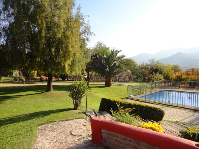 Vista de la piscina. Venta parcela Curacaví Chile.