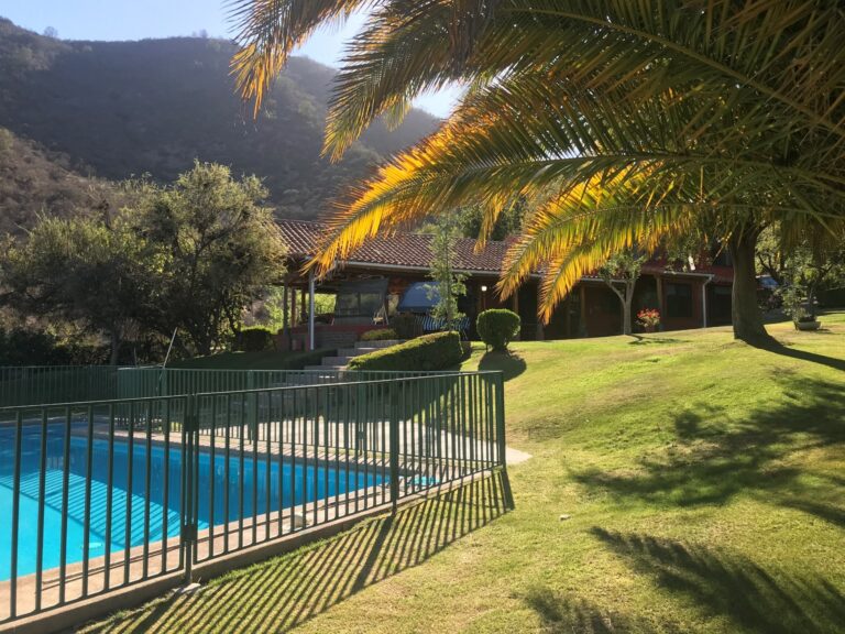 Vista casa desde la piscina. Venta parcela Curacaví Chile.