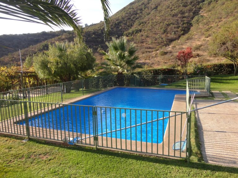 Piscina con reja de protección para niños. Venta parcela Curacaví Chile.