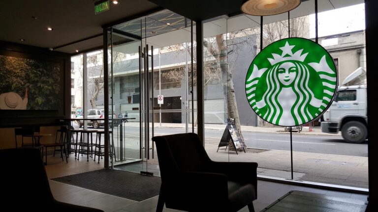 Starbucks. Venta / Arriendo Local N°4 de General Mackenna N°1428 Santiago Centro, Chile