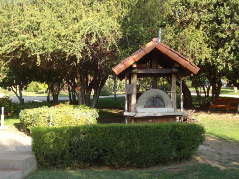 Horno de barro. Venta parcela Curacaví Chile.